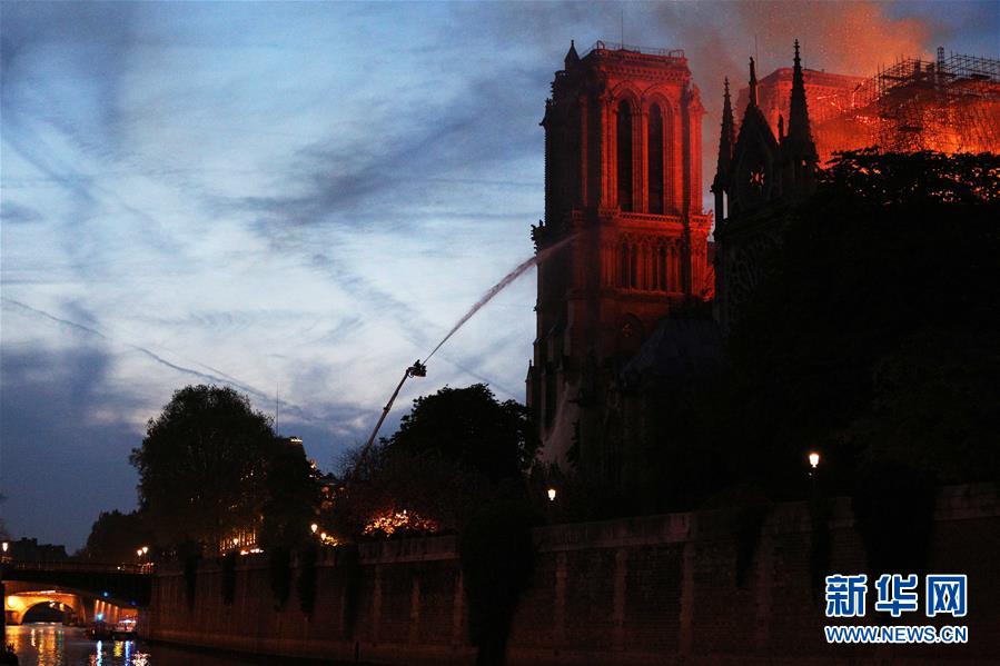 （国际）（2）巴黎圣母院发生大火 建筑损毁严重