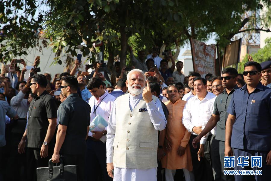 (国际)(2)印度大选第三阶段投票开始 总理莫迪完成投票