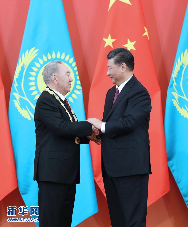 （XHDW）（2）習近平為哈薩克斯坦首任總統納扎爾巴耶夫舉行“友誼勳章”頒授儀式