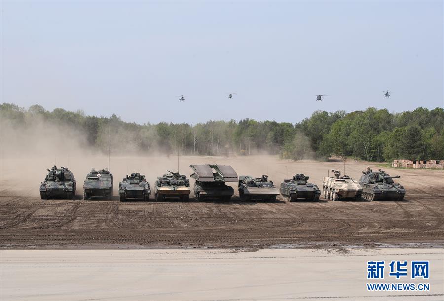 （国际）（2）默克尔视察驻德北约快速反应部队