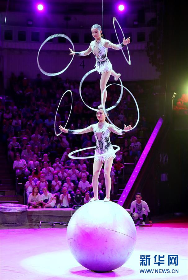 （国际）（2）中国杂技亮相第四届乌克兰&ldquo;金栗子&rdquo;杂技节