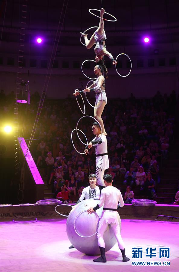 （国际）（3）中国杂技亮相第四届乌克兰&ldquo;金栗子&rdquo;杂技节