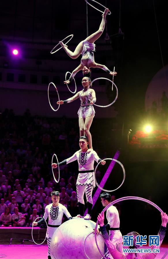 （新华视界）（1）中国杂技亮相第四届乌克兰&ldquo;金栗子&rdquo;杂技节