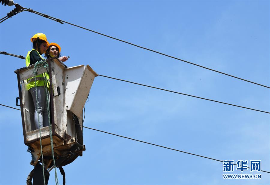 (国际·图文互动)(2)通讯:从家庭走向旷野的叙利亚女电工