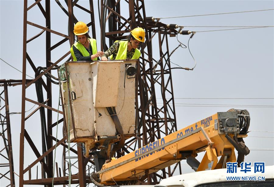 (国际·图文互动)(3)通讯:从家庭走向旷野的叙利亚女电工
