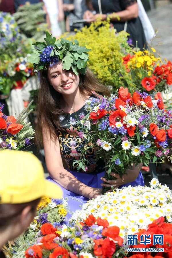 （新华视界）（2）拉脱维亚首都的仲夏节集市