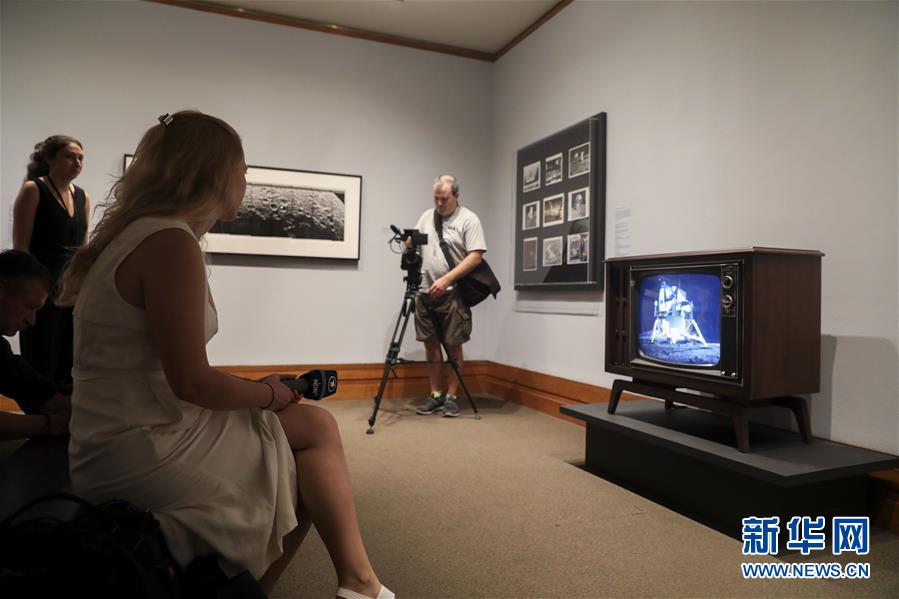 （国际）（4）纽约大都会博物馆举行月亮摄影特展