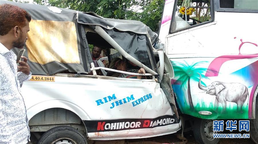 （國際）（1）印度公交車和小貨車相撞造成12人死亡