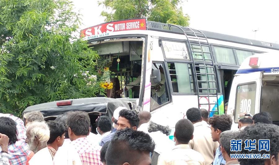 （國際）（2）印度公交車和小貨車相撞造成12人死亡