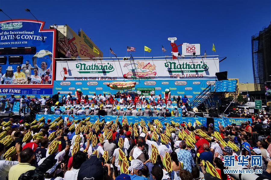 （国际）（1）纽约举行一年一度吃热狗大赛