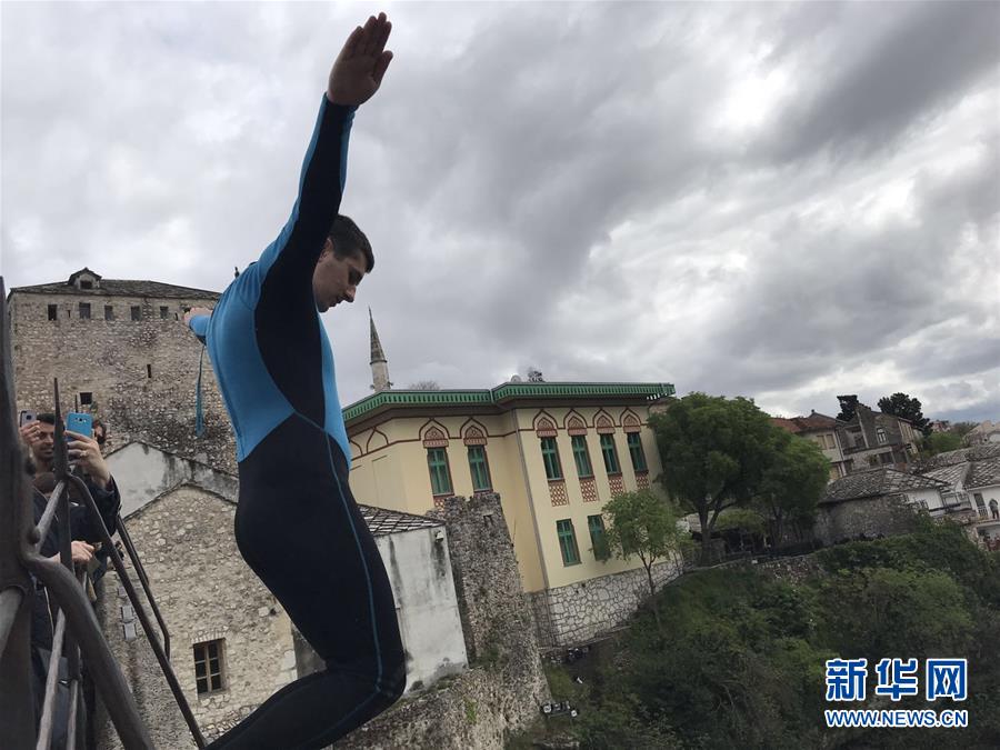 （国际·图文互动）（3）通讯：波黑莫斯塔尔古桥上的跳水人