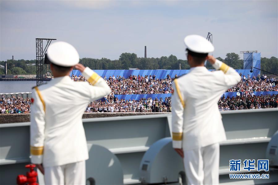（图文互动）（2）中国海军西安舰参加俄罗斯海军节庆典海上阅兵