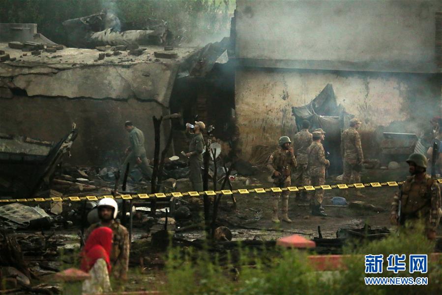 （國際）（7）一架小型軍用飛機在巴基斯坦墜毀
