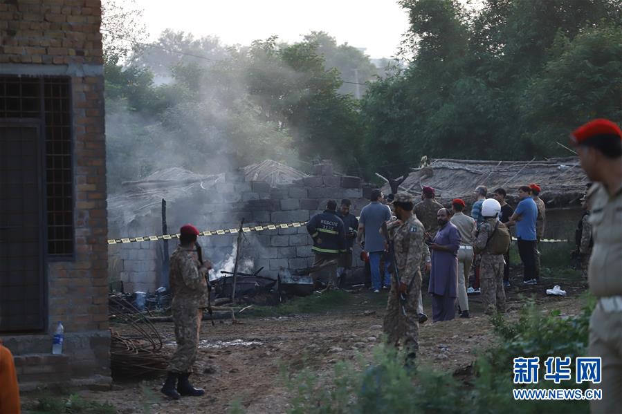（国际）（8）一架小型军用飞机在巴基斯坦坠毁