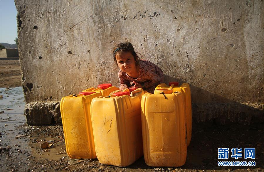 （国际）（4）取水的阿富汗难民