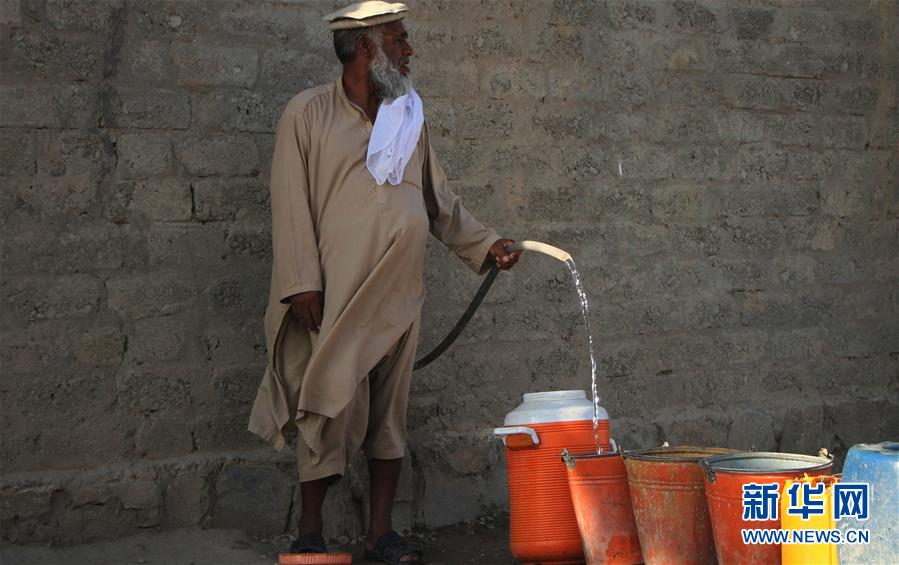 （国际）（5）取水的阿富汗难民