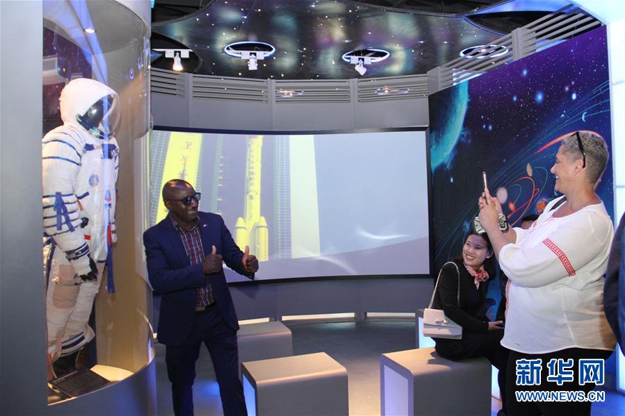 (国际·图文互动)(4)播下梦想的种子——中国航天员激励纳米比亚青少年追求航天梦