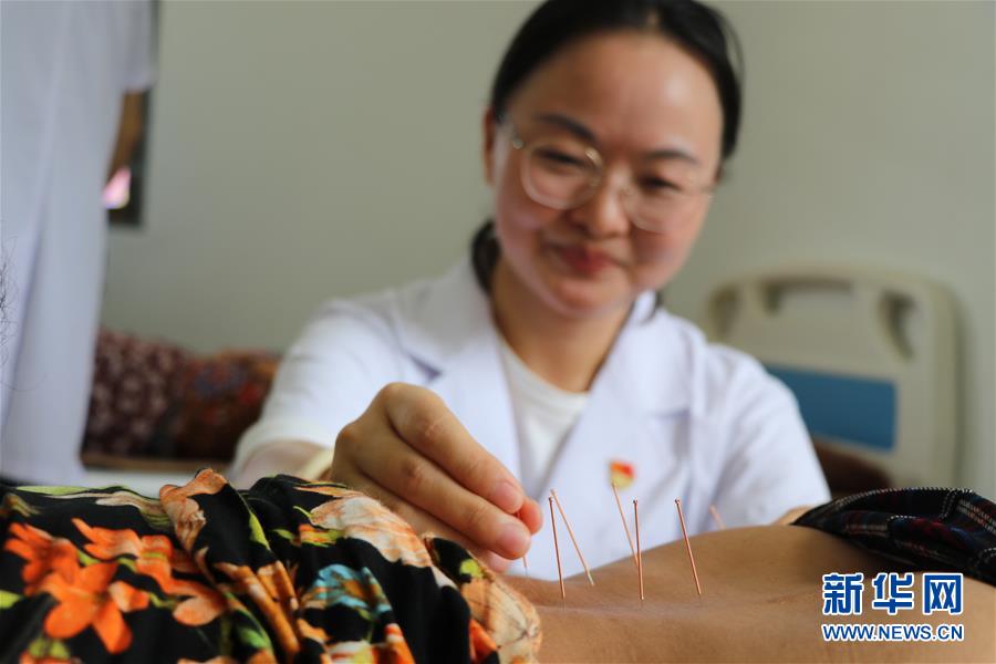 (国际·图文互动)(3)通讯:中国医生来到我家门口——记江苏泰州医疗队在柬埔寨送医下乡