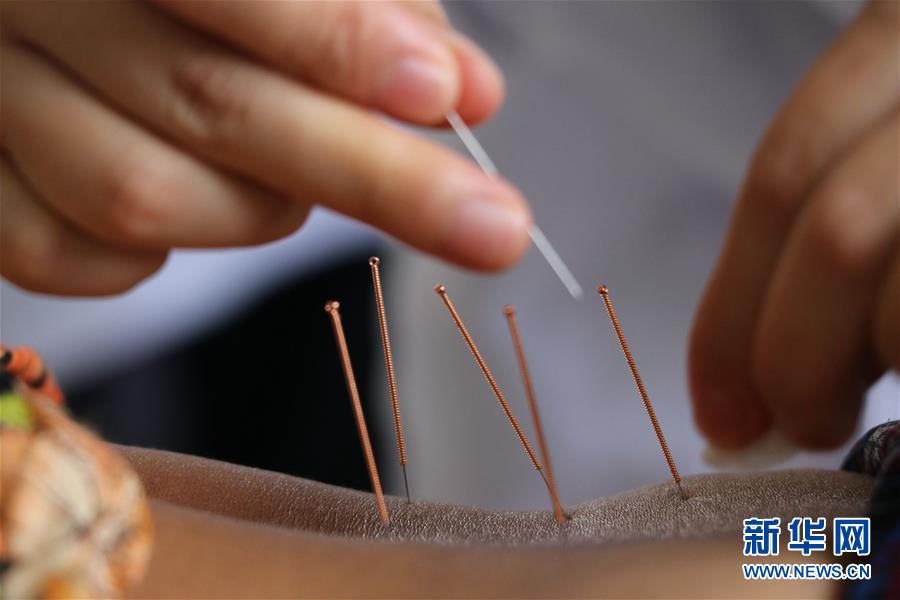 (国际·图文互动)(4)通讯:中国医生来到我家门口——记江苏泰州医疗队在柬埔寨送医下乡