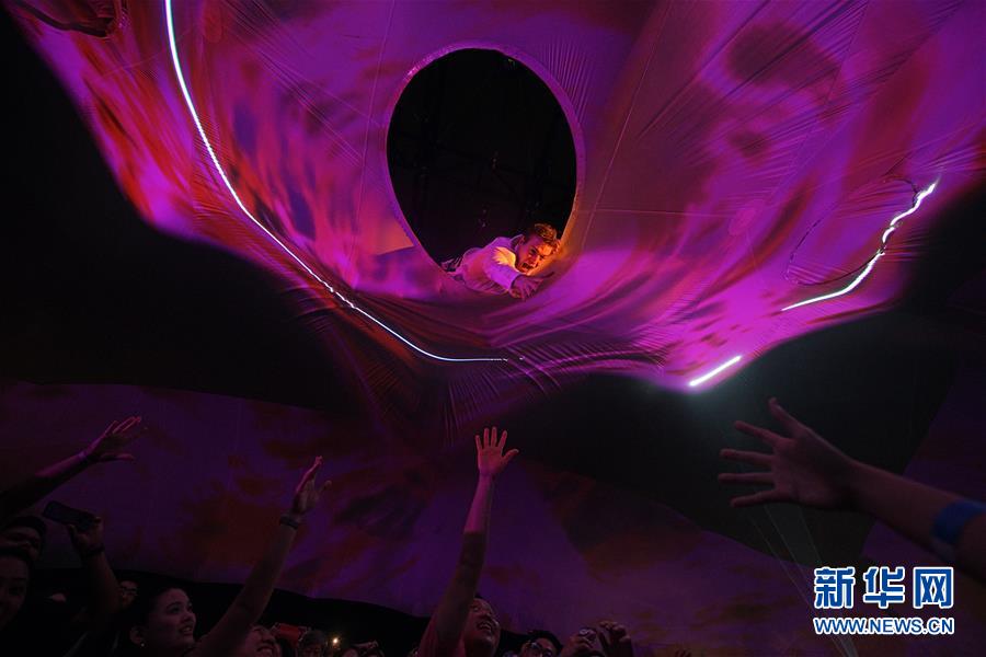 （新华视界）（2）新加坡：《仲夏夜空》预展精彩纷呈