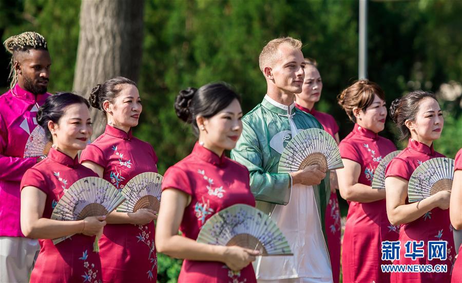 （国际）（3）中国旗袍&ldquo;扮靓&rdquo;多瑙河畔