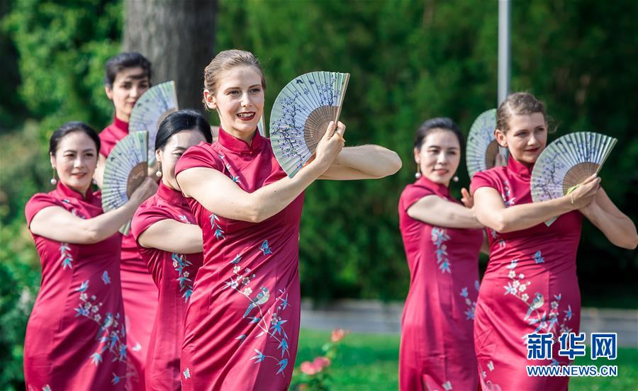 （国际）（7）中国旗袍&ldquo;扮靓&rdquo;多瑙河畔