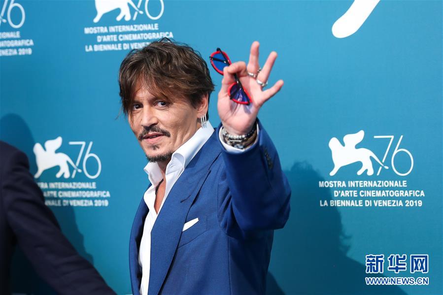 （国际）（1）电影《等待野蛮人》主创亮相威尼斯电影节