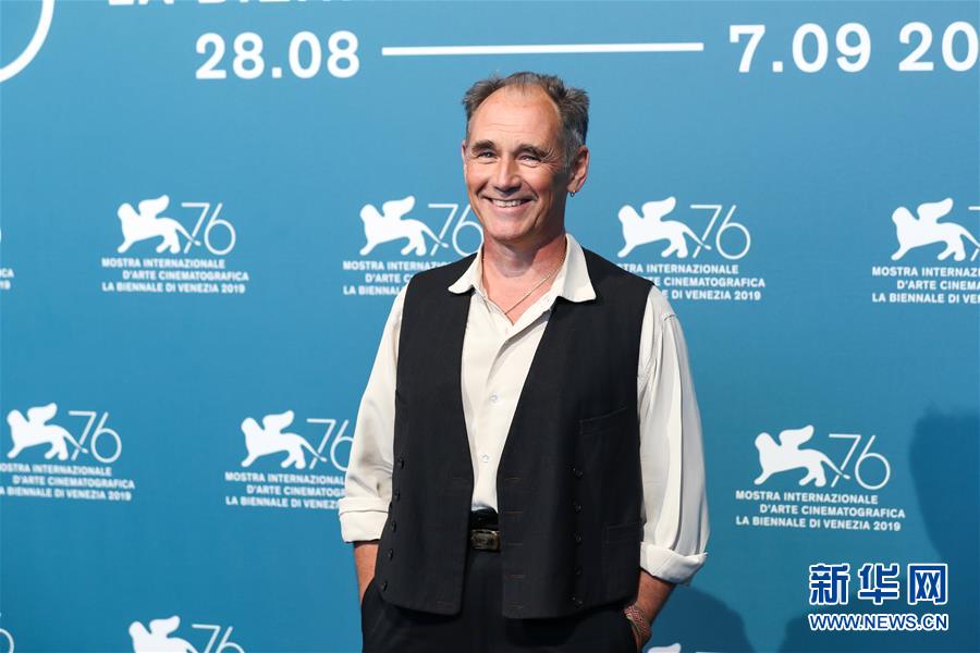 （国际）（2）电影《等待野蛮人》主创亮相威尼斯电影节
