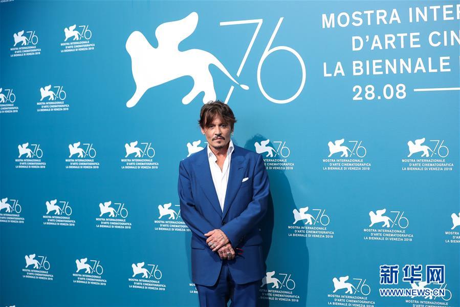 （国际）（6）电影《等待野蛮人》主创亮相威尼斯电影节