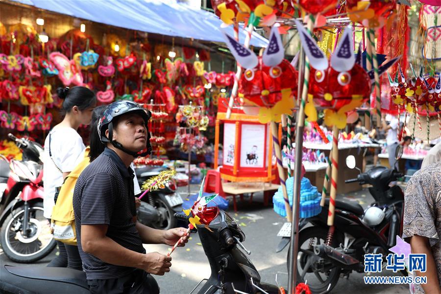 （国际）（2）越南首都街头中秋氛围浓 
