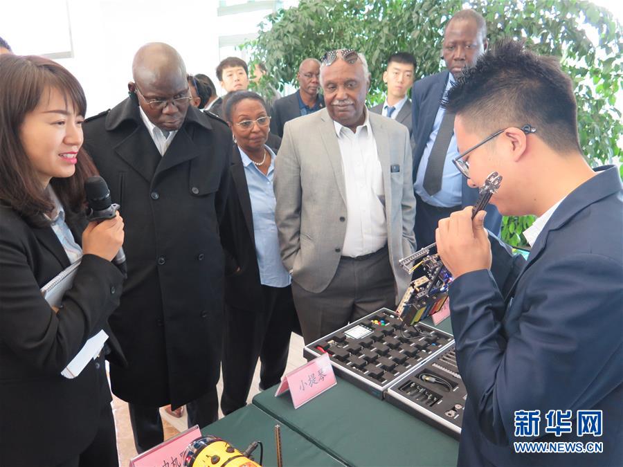 （图文互动）（5）非洲多国及非盟驻华外交官参访新疆：积极评价去极端化举措 赞赏社会和谐发展