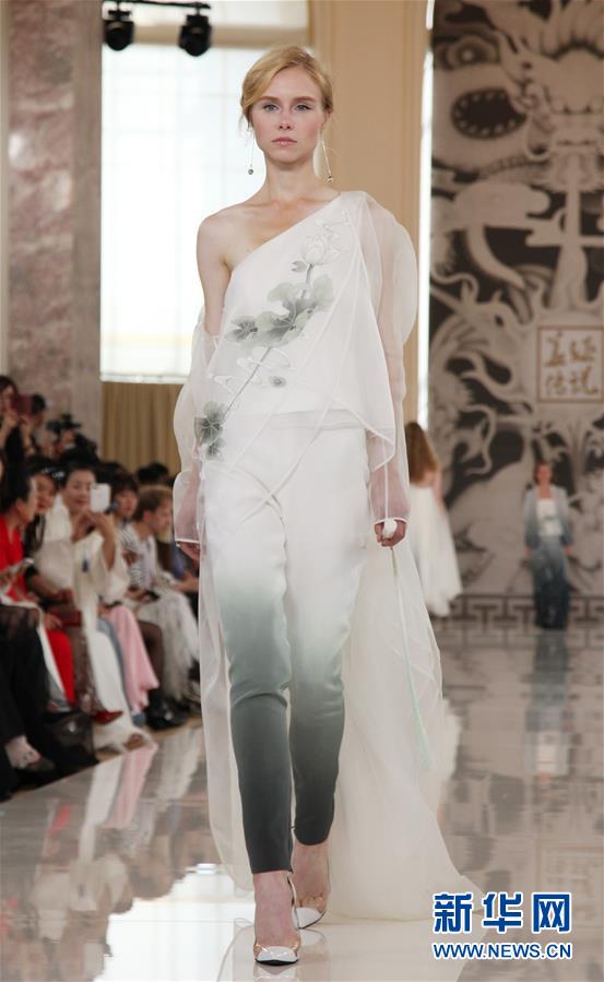 （国际）（1）中国高级时装秀亮相巴黎
