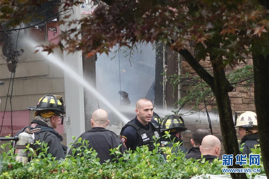 （国际）（3）美国一架小型飞机坠入住宅区致房屋着火