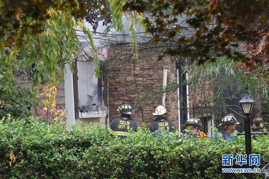 （国际）（4）美国一架小型飞机坠入住宅区致房屋着火