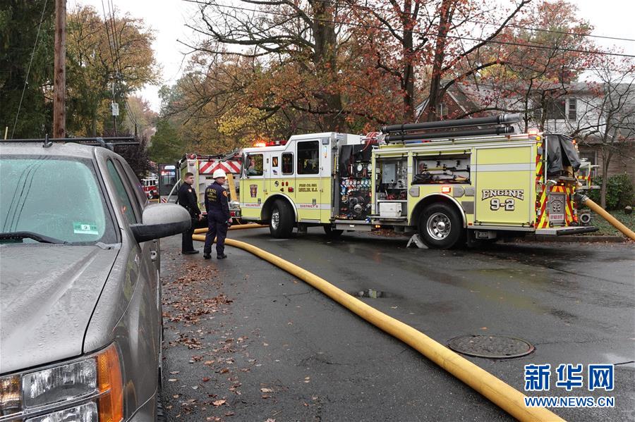 （国际）（5）美国一架小型飞机坠入住宅区致房屋着火