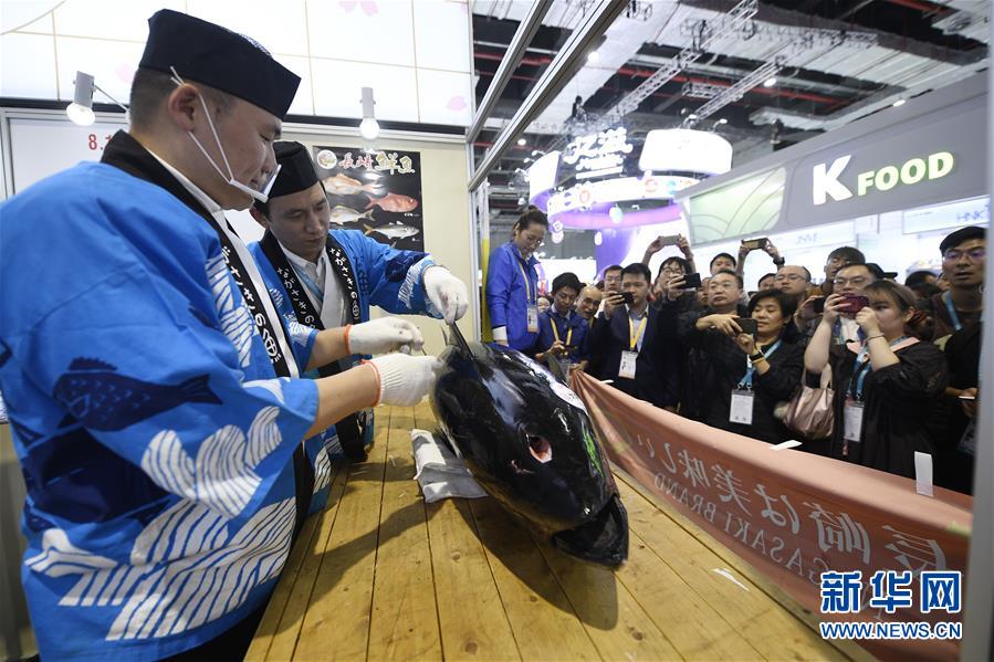 （第二届进博会·发现）（1）庖丁解“鱼”：日本70公斤蓝鳍金枪鱼解体秀