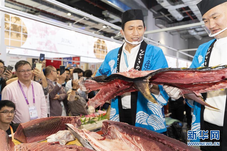 （第二届进博会·发现）（4）庖丁解“鱼”：日本70公斤蓝鳍金枪鱼解体秀