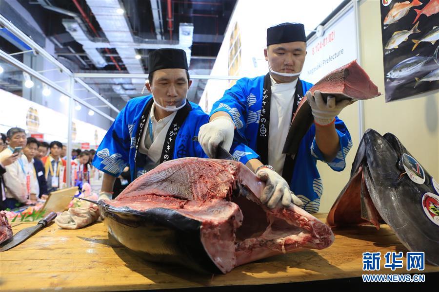 （第二届进博会·发现）（5）庖丁解“鱼”：日本70公斤蓝鳍金枪鱼解体秀