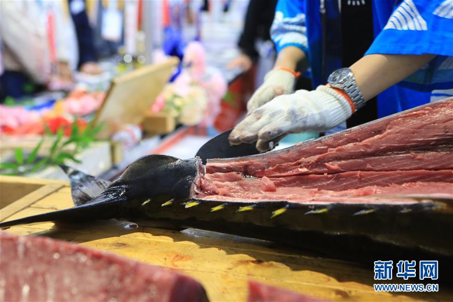 （第二届进博会·发现）（7）庖丁解“鱼”：日本70公斤蓝鳍金枪鱼解体秀