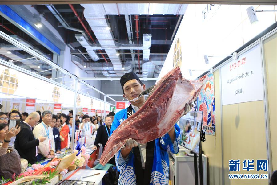 （第二届进博会·发现）（8）庖丁解“鱼”：日本70公斤蓝鳍金枪鱼解体秀