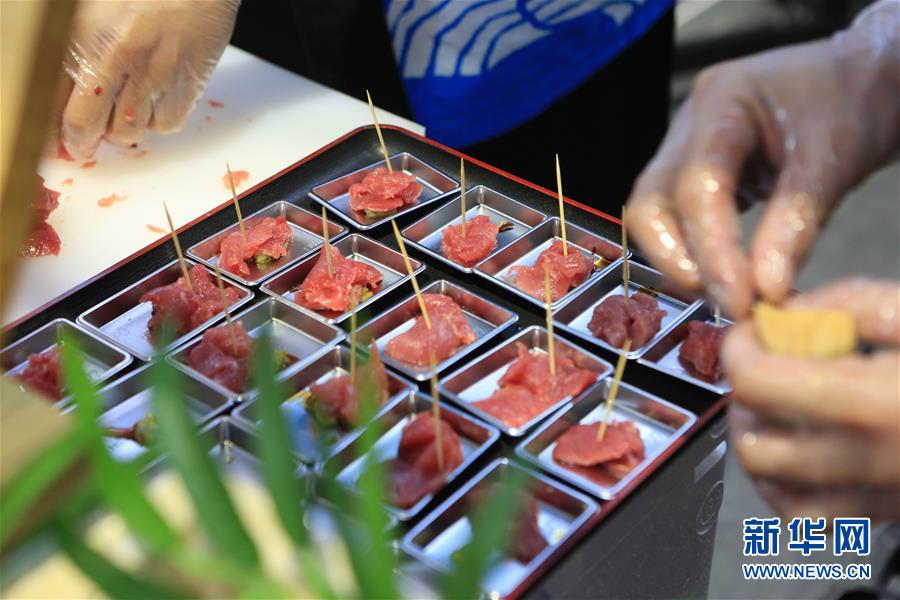 （第二届进博会·发现）（9）庖丁解“鱼”：日本70公斤蓝鳍金枪鱼解体秀