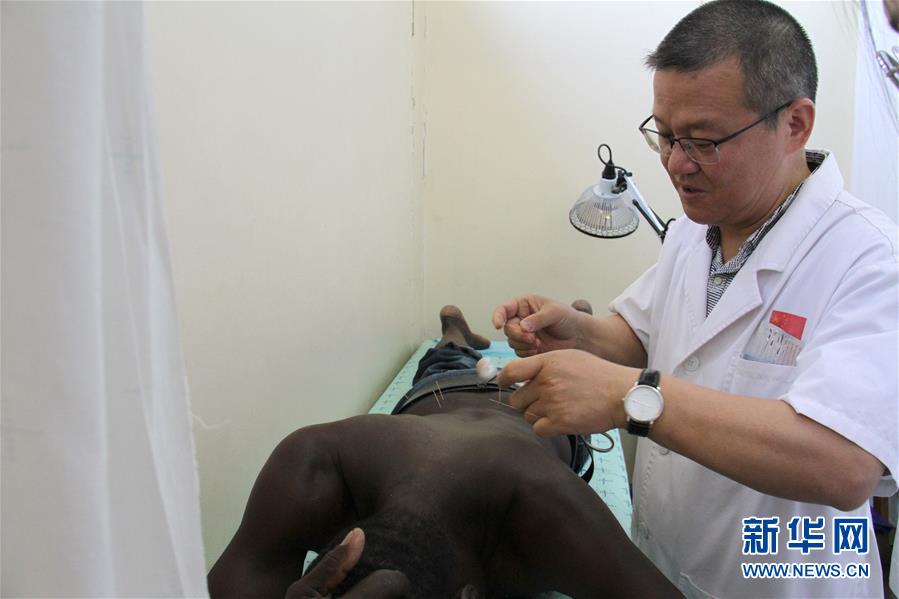 （國際·圖文互動）（1）通訊：讓中醫在奈米比亞落地生根——記三屆援納醫療隊醫生褚海林