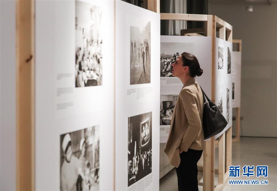 （XHDW·图文互动）（1）“美好生活的向往——致敬新中国成立70周年图片展”在柏林举行