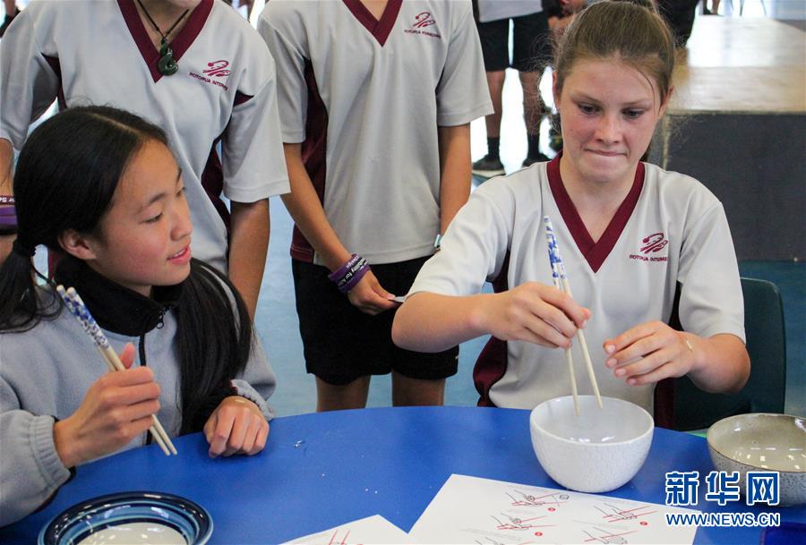 （国际·图文互动）（4）通讯：“Kia Ora，都来吧，汉语学习发了芽”——新西兰罗托鲁阿初级中学中文助教的梦想