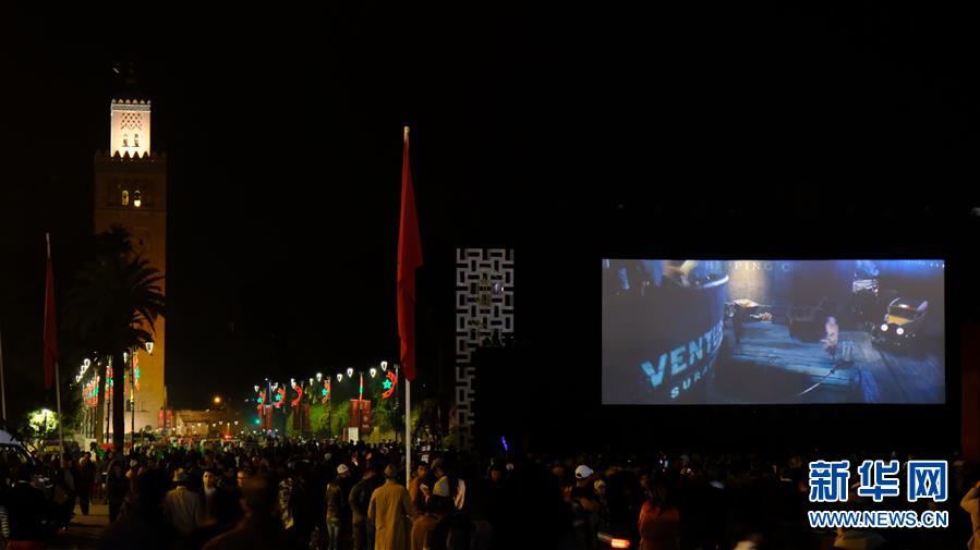 （国际·图文互动）（2）通讯：在“不眠广场”感受光影魅力 