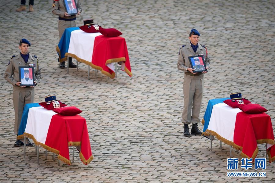 （国际）（1）法国为马里军事行动身亡军人举行悼念仪式