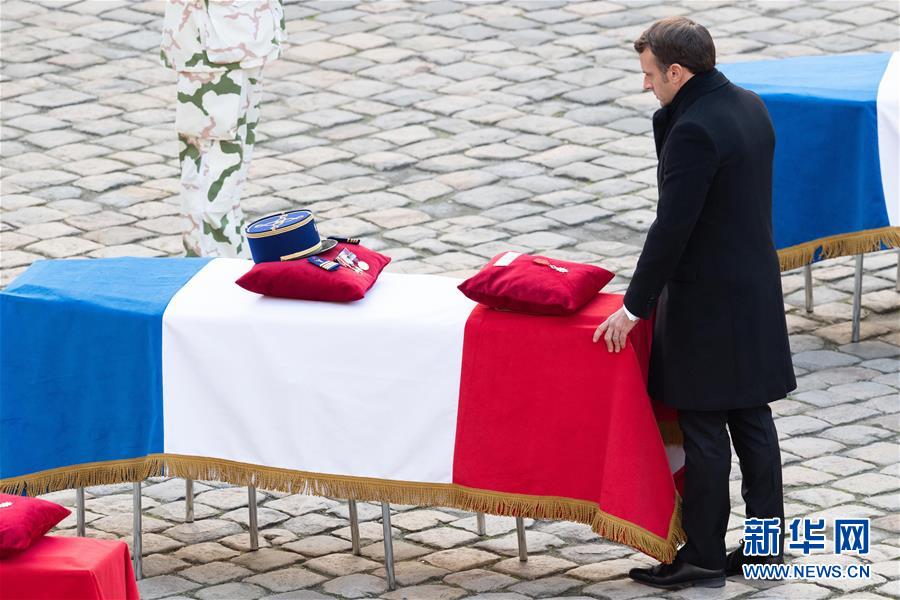 （国际）（2）法国为马里军事行动身亡军人举行悼念仪式