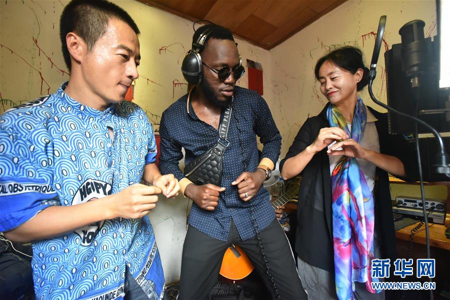 (国际·图文互动)(3)通讯:《中喀一家人》——赠别中国医疗队员的非洲旋律