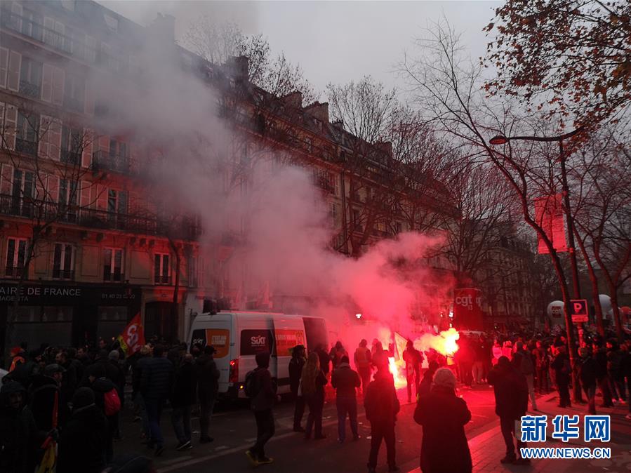 （国际）（5）法国爆发全国大罢工　上百名暴力示威者被逮捕