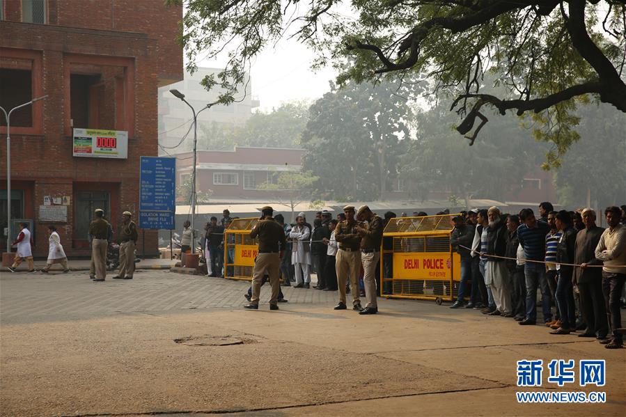 （国际）（1）印度新德里一商业建筑失火已致43人丧生